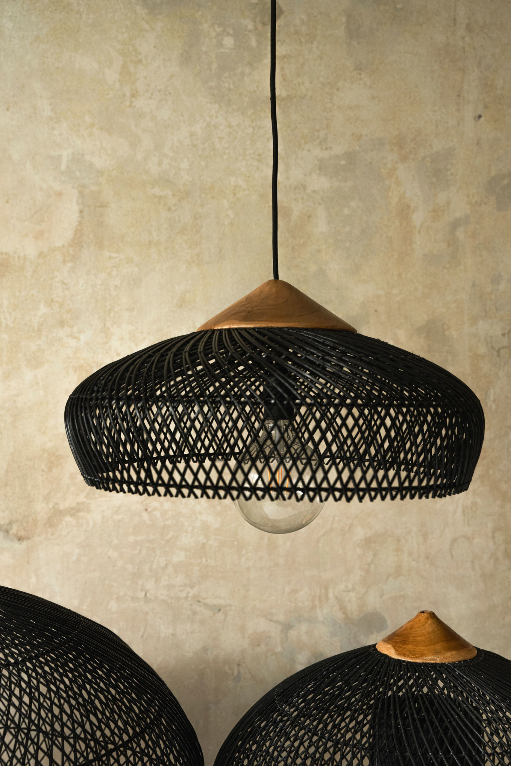 Rattanowy klosz z drewnem teakowym BONNET w rozmiarze L - czarny